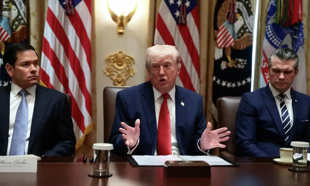 Donald Trump makamında konuşurken