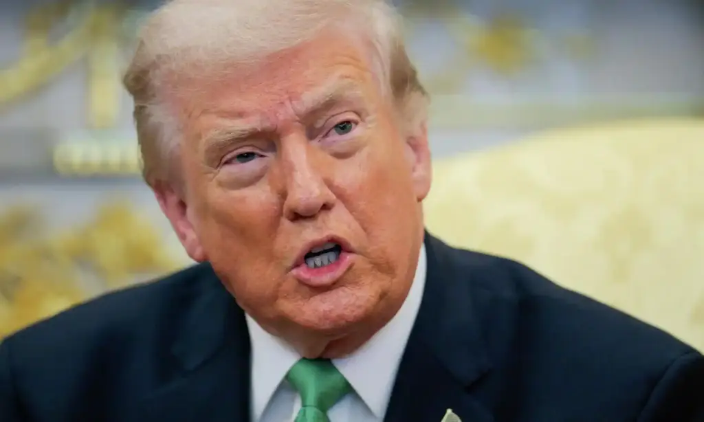 Donald Trump konuşurken