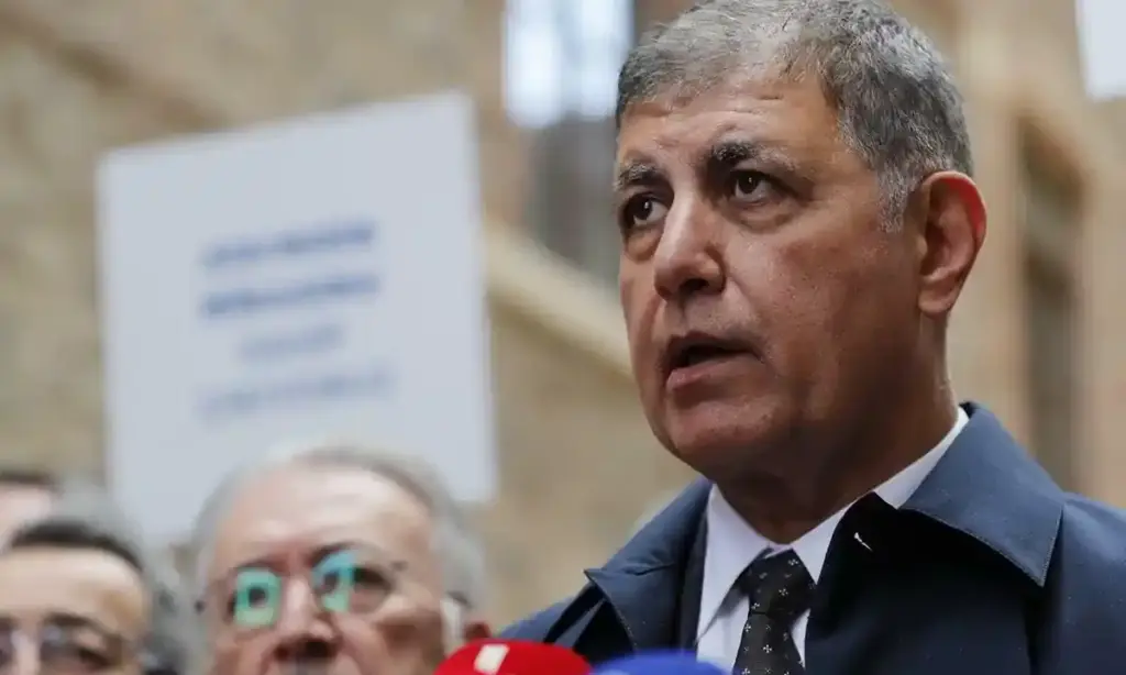 Cemil Tugay mikrofonların başındayken