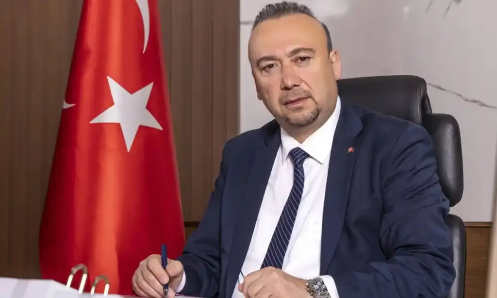 Özkan Yalım yanında Türk bayrağıyla