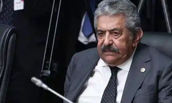 Feti Yıldız otururken