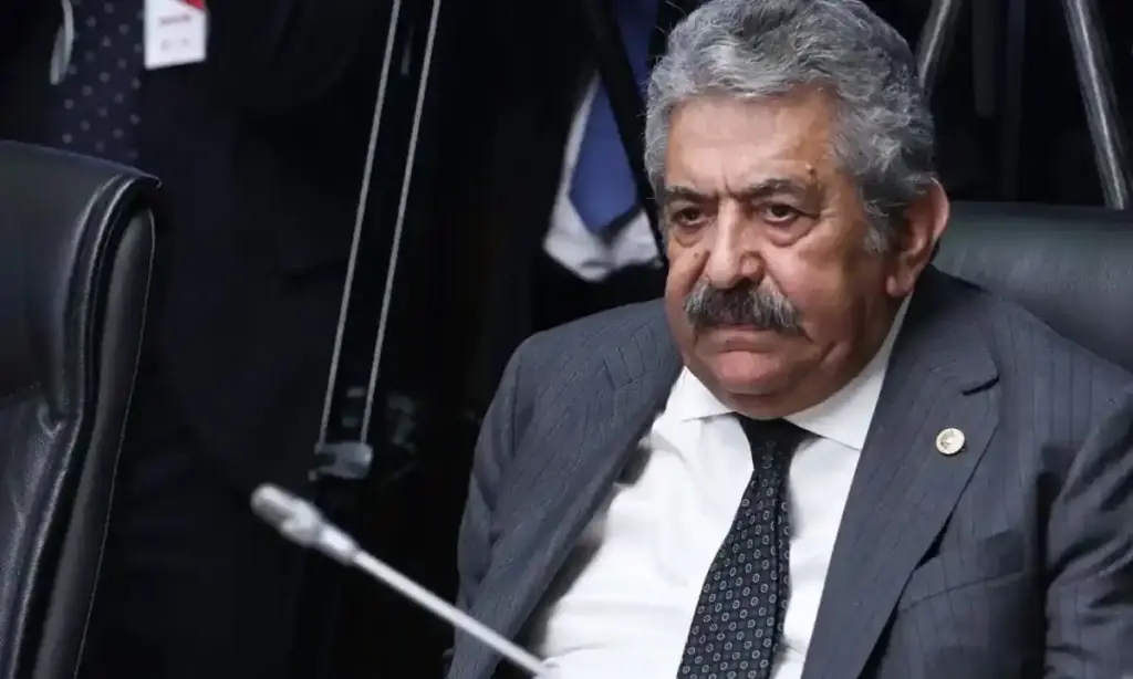 Feti Yıldız otururken