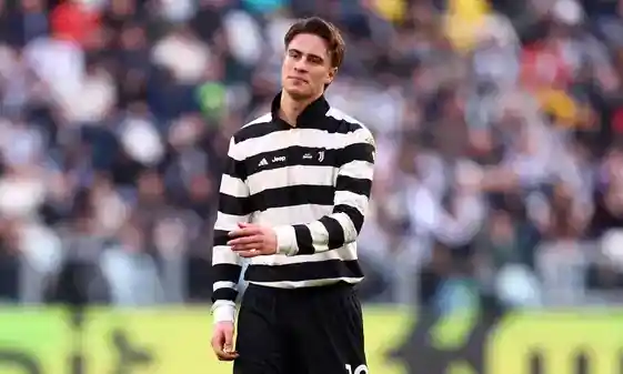 Kenan Yıldız siyah beyaz elbiseyle