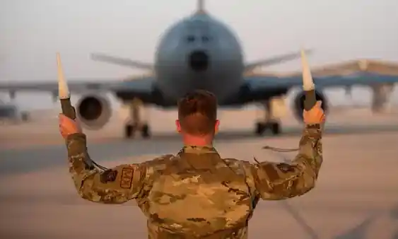 uçağa yol verilirken