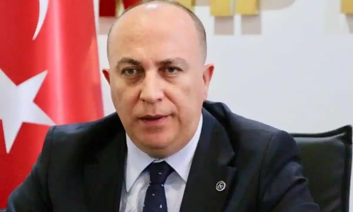 İzzet Ulvi Yönter arkasında Türk bayrağıyla