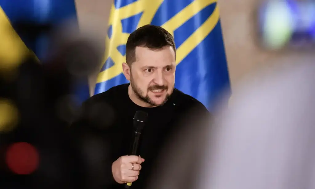 Volodimir Zelenski elinde mikrofonla