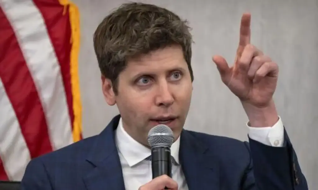 Sam Altman elinde mikrofonla