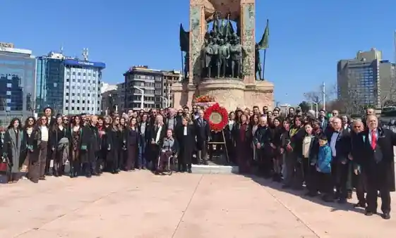 avukatlar heykelin önünde