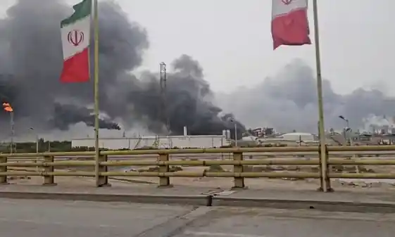 İran bayrakları ardında dumanlar