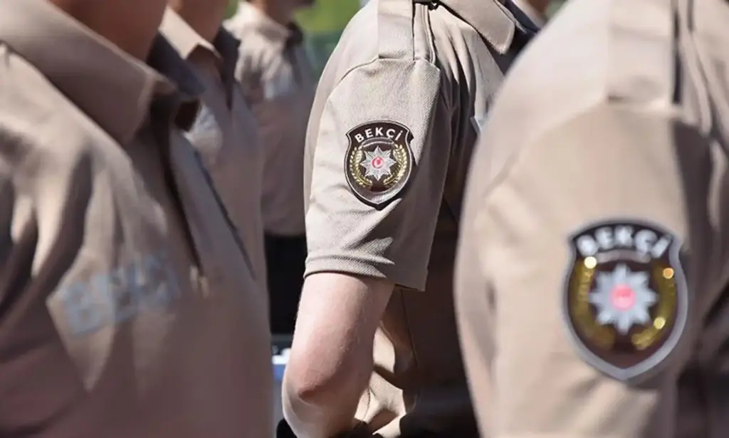 bekçiler üniformalarıyla