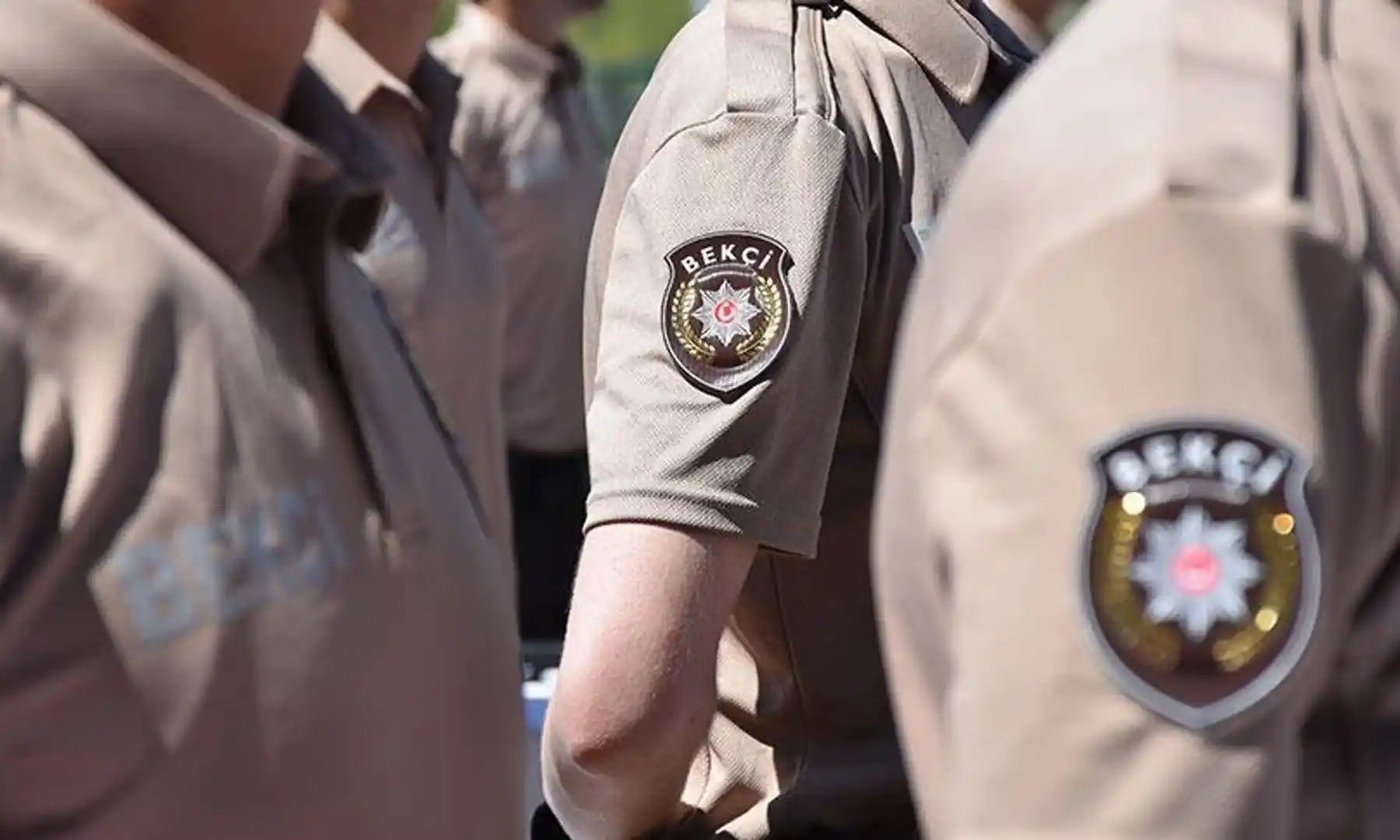 bekçiler üniformalarıyla