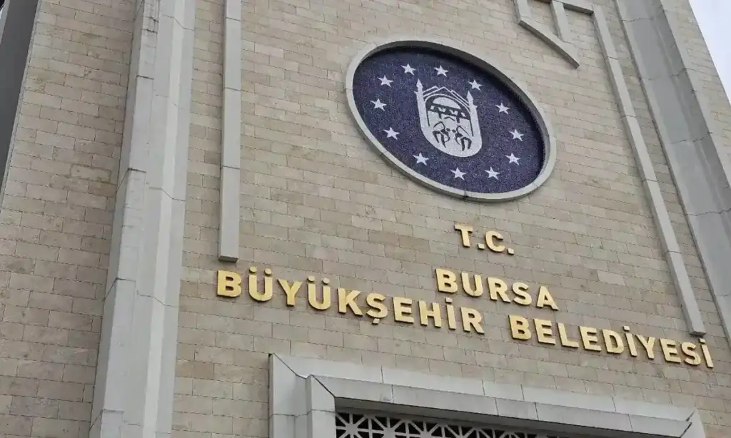 Bursa Büyükşehir Belediye binası aşağıdan görünüm