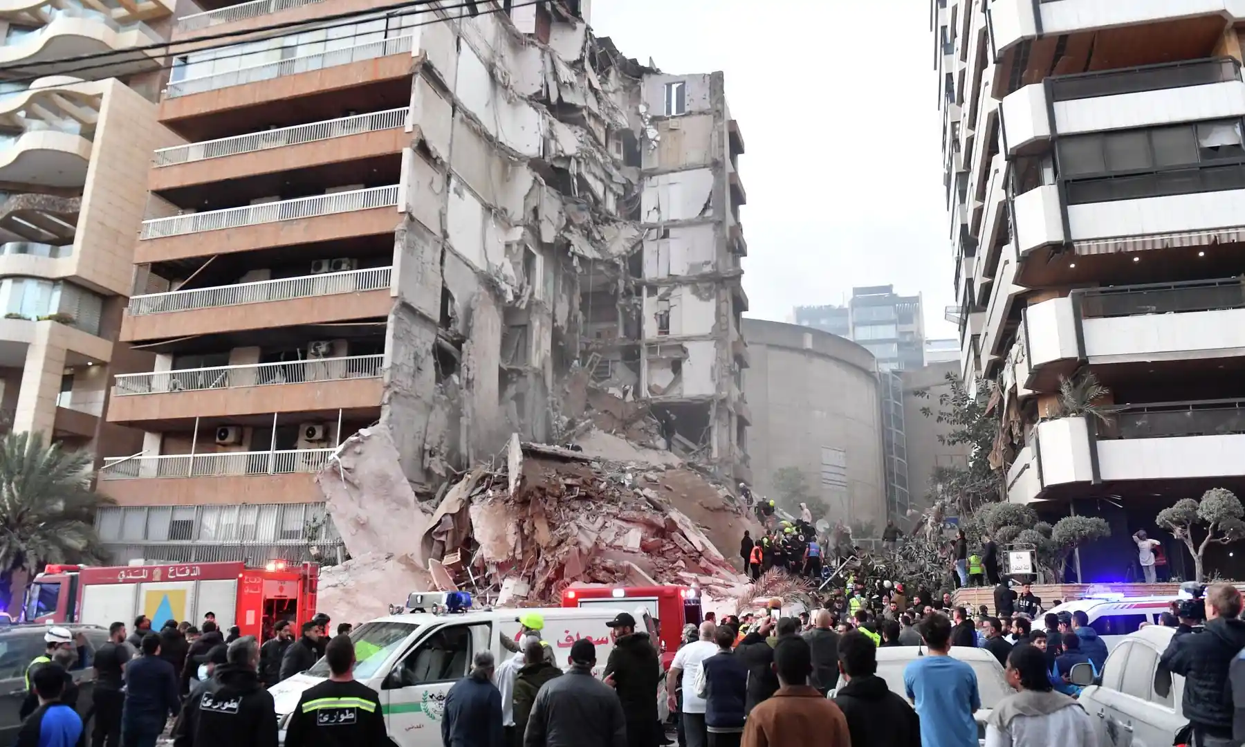 saldırı sonrası bina etrafında insanlar