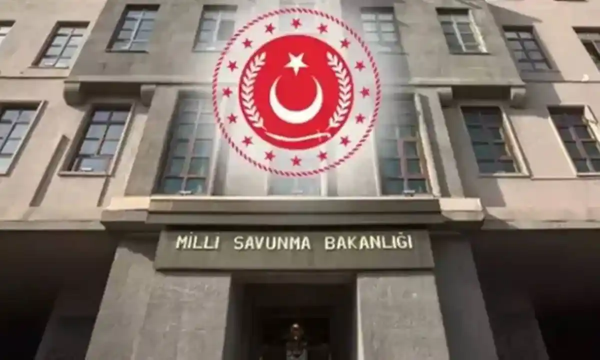 Millî Savunma Bakanlığı binası önü