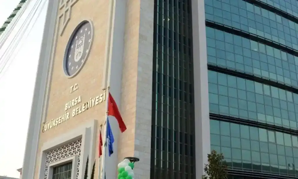 Bursa Büyükşehir Belediye binası aşağıdan görünüm