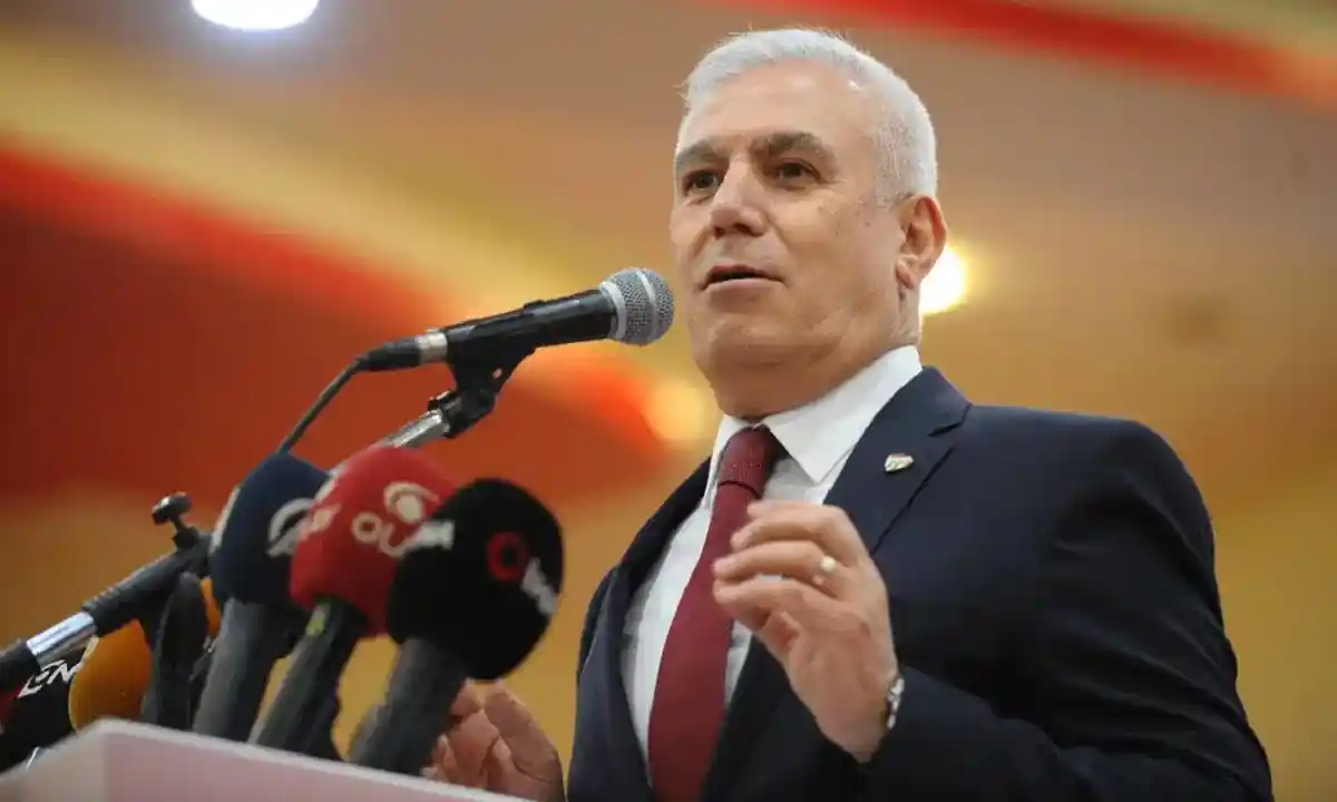 Mustafa Bozbey kürsüdeyken