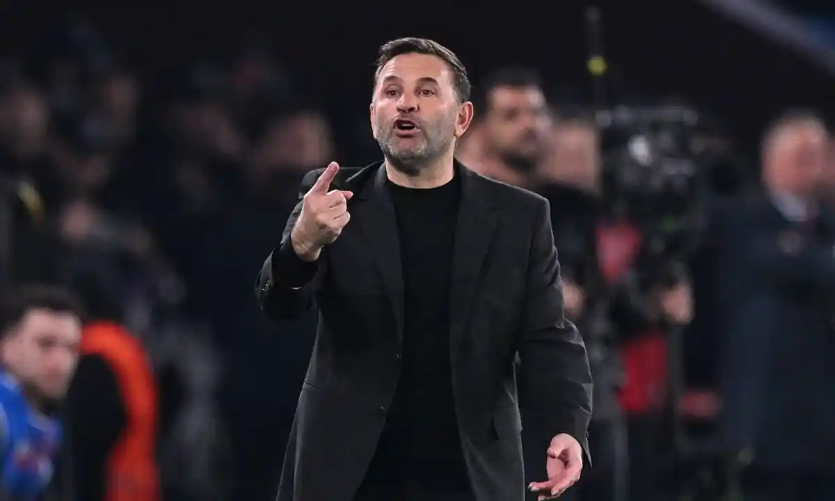 Okan Buruk saha kenarındayken