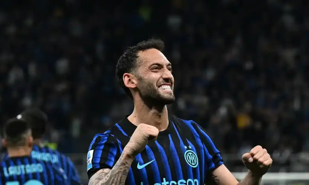 Hakan Çalhanoğlu lacivert siyahlı formayla