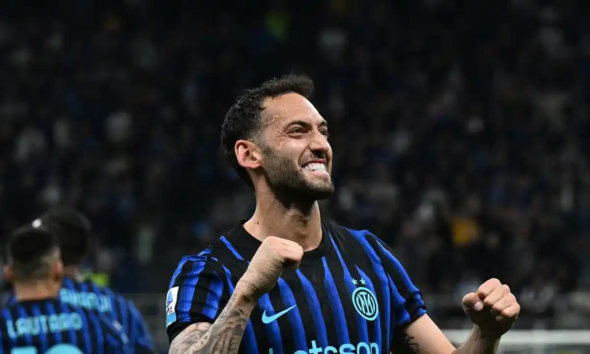 Hakan Çalhanoğlu lacivert siyahlı formayla