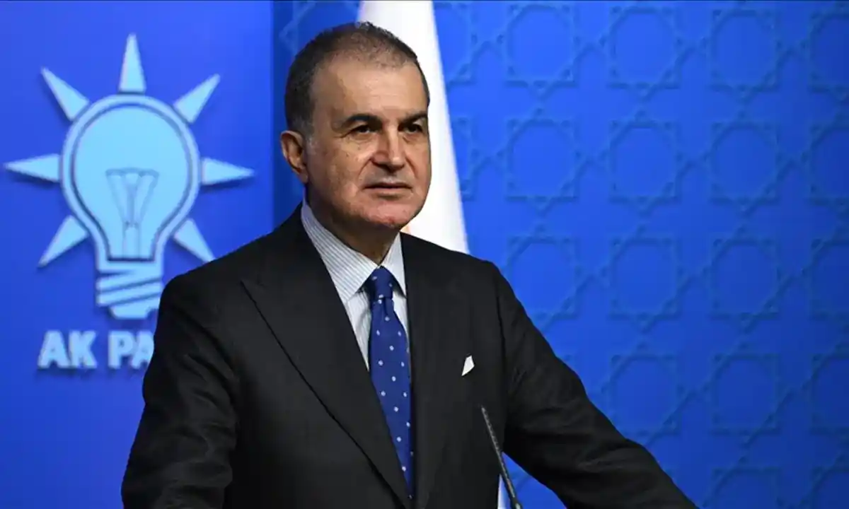 Ömer Çelik arkasında AK Parti logosuyla