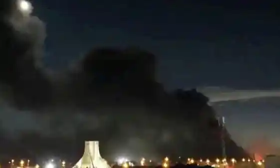 saldırı sonrası siyah duman yayılıyor