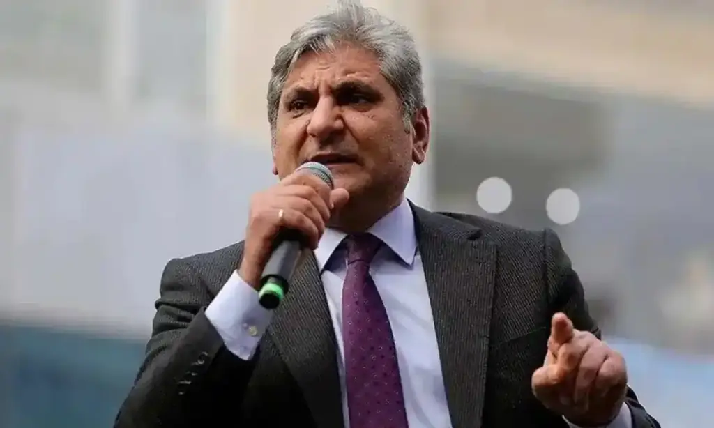 Aykut Erdoğdu elinde mikrofonla