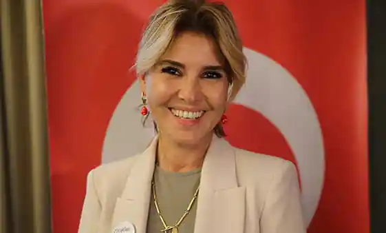 Gülben Ergen arkasında Türk bayrağıyla