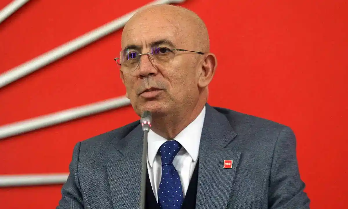 Ümit Erkol arkasında CHP logosuyla