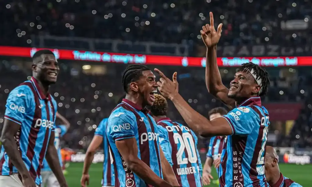 Trabzonsporlu futbolcular sevinirken