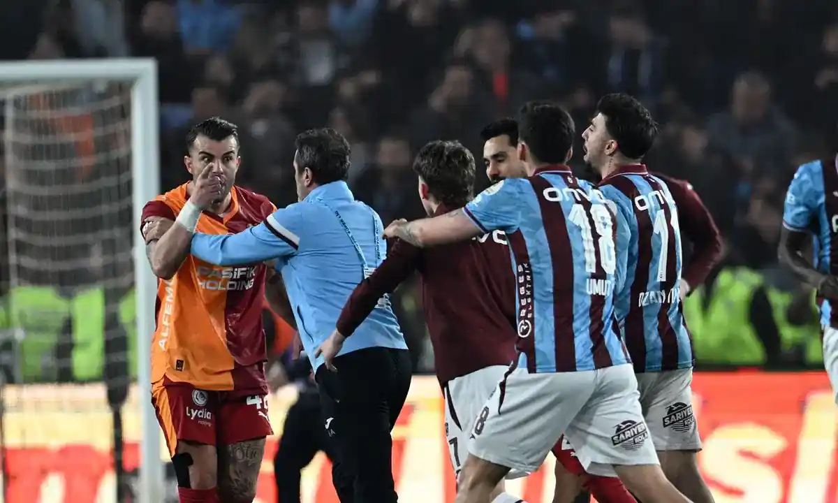 maçta futbolcular tartışırken