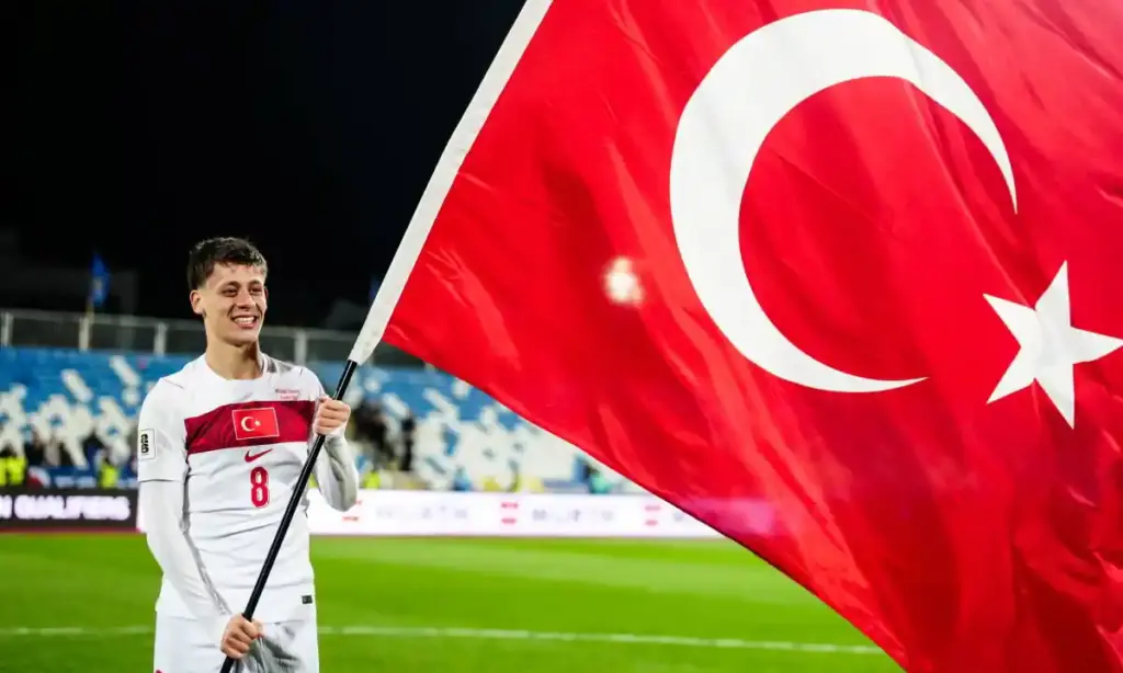 Arda Güler bayrakla