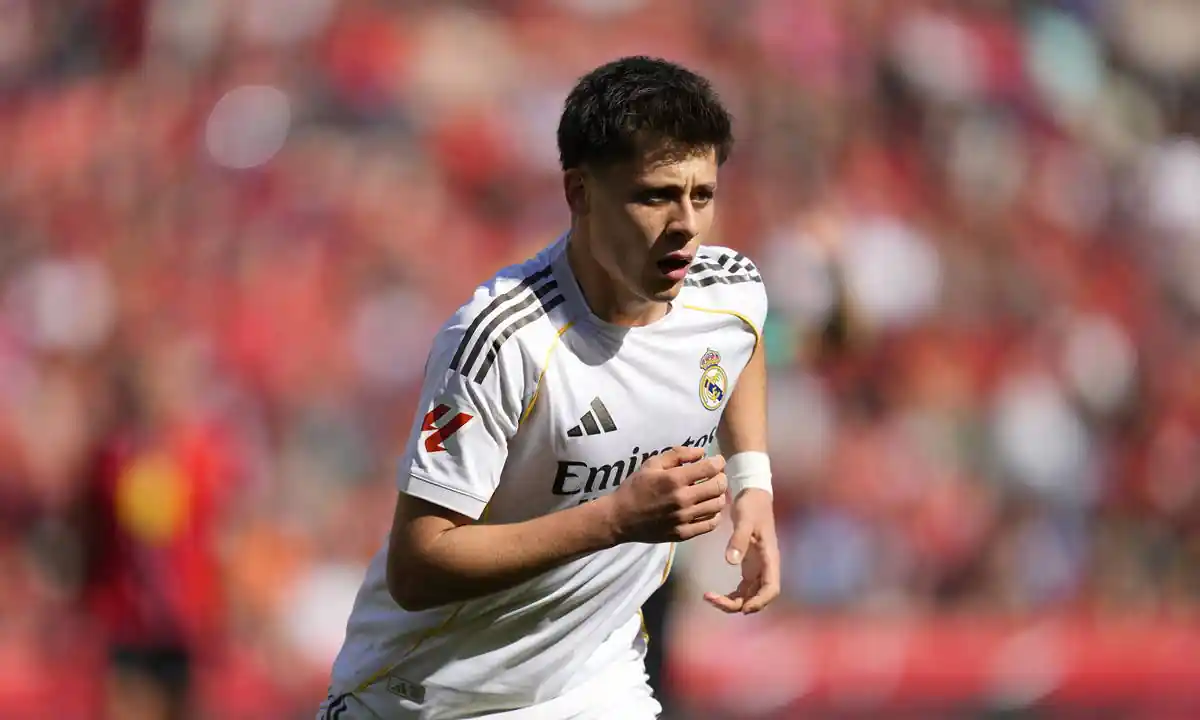 Arda Güler siyah beyaz formayla