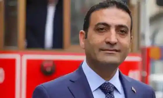 İnan Güney arkasında tramvay ile