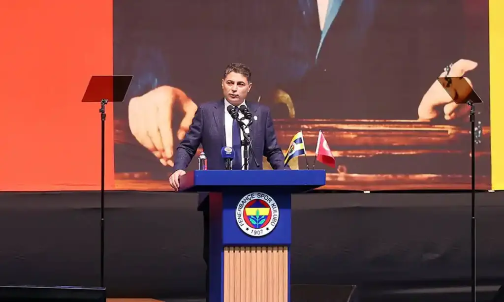 Ali Gürbüz kürsüde konuşurken