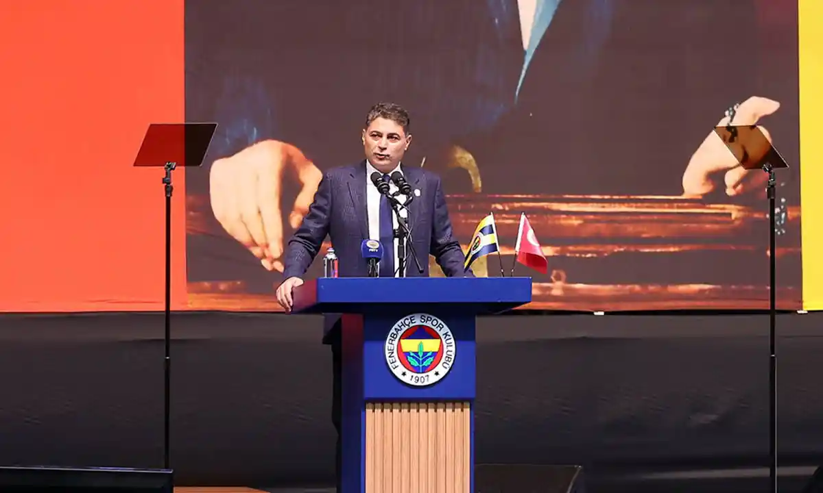 Ali Gürbüz kürsüde konuşurken