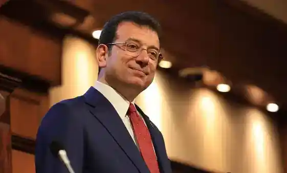 Ekrem İmamoğlu gülümserken