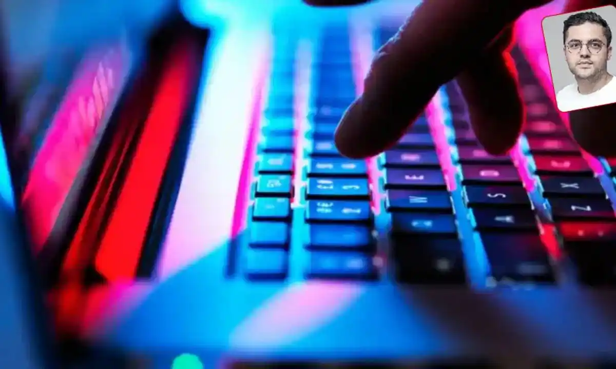 parmağıyla klavyeye basan el