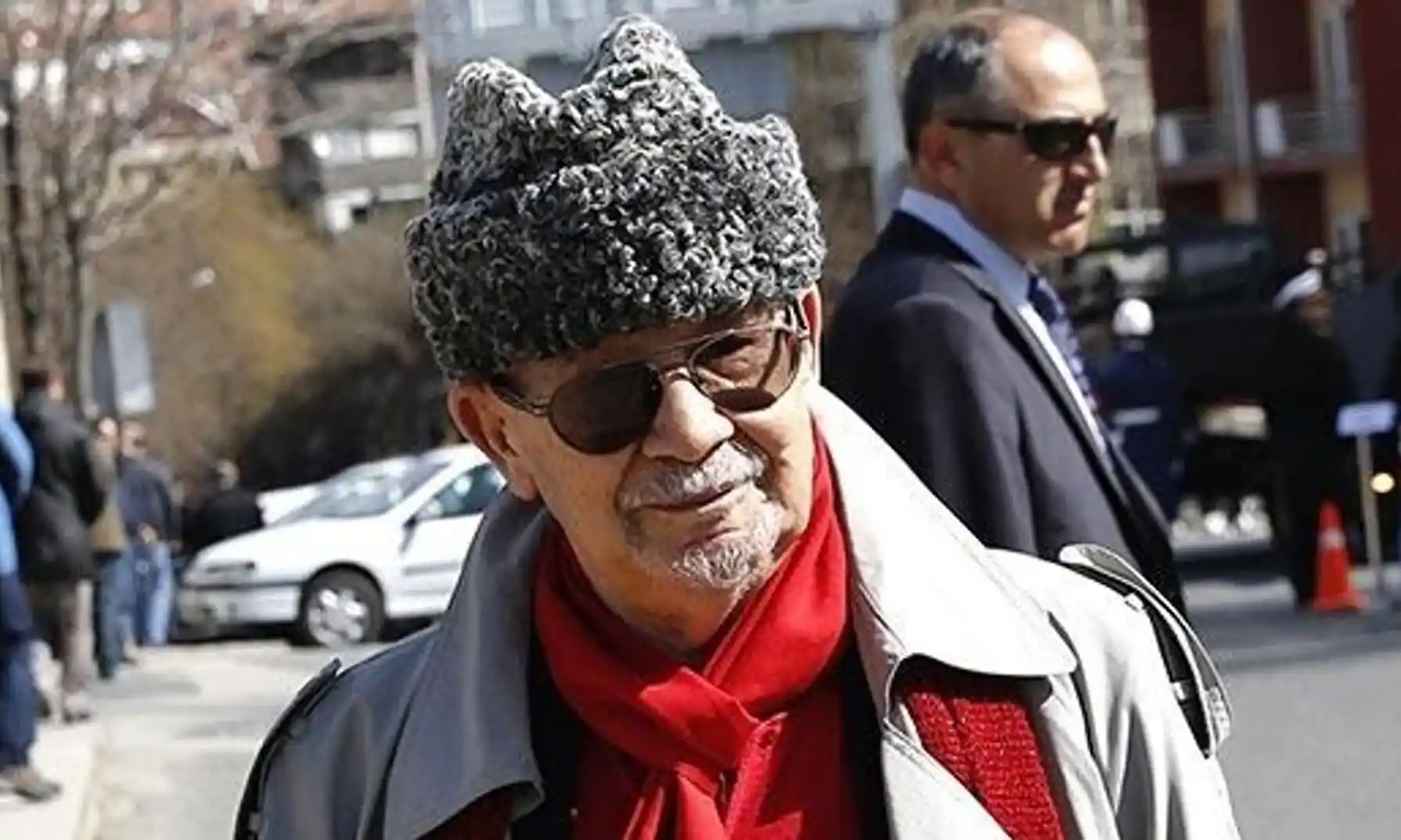 Yalçın Küçük sokaktayken