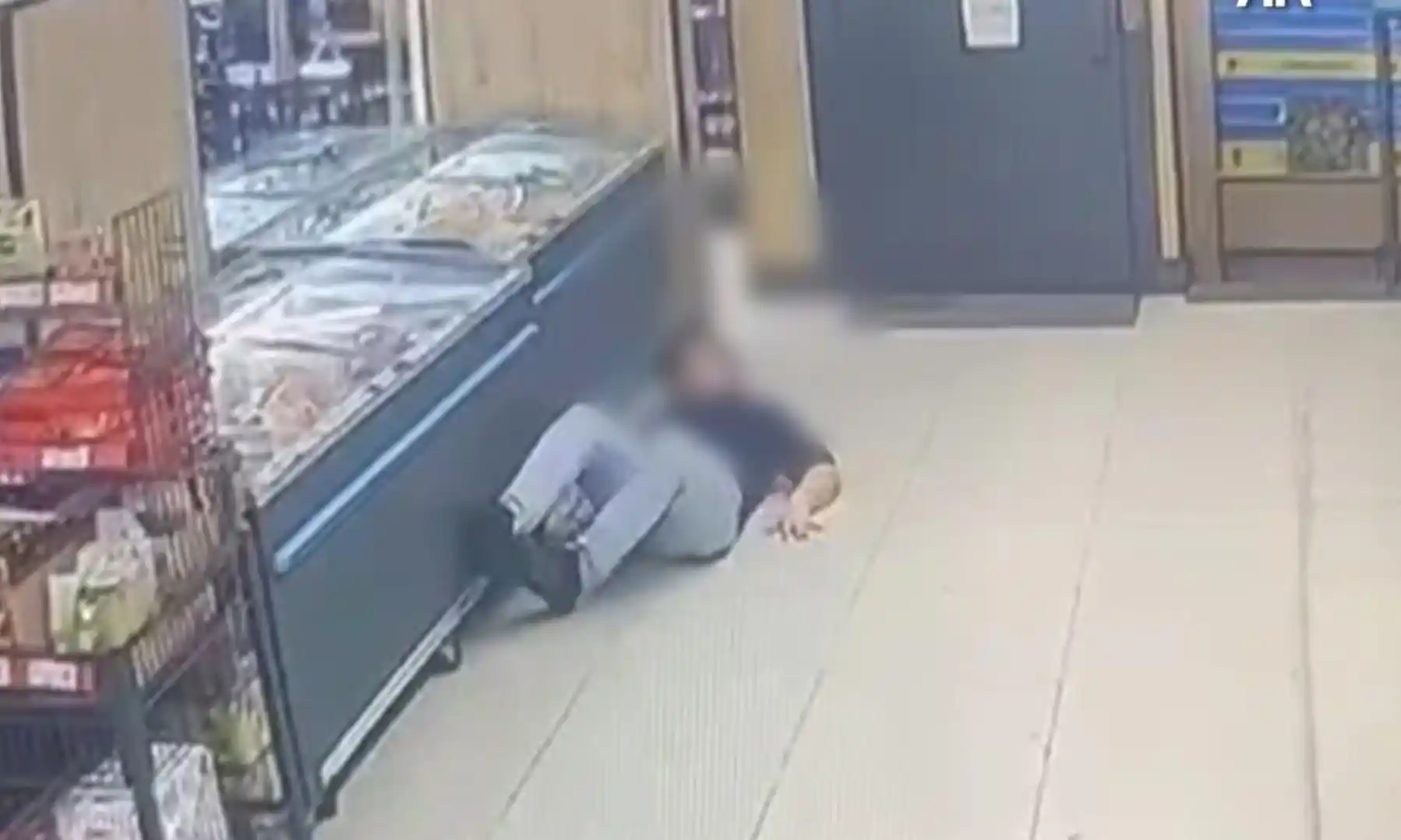 düşen market çalışanı