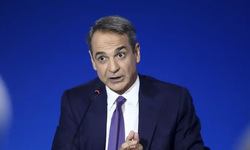 Kiryakos Miçotakis mikrofon başındayken