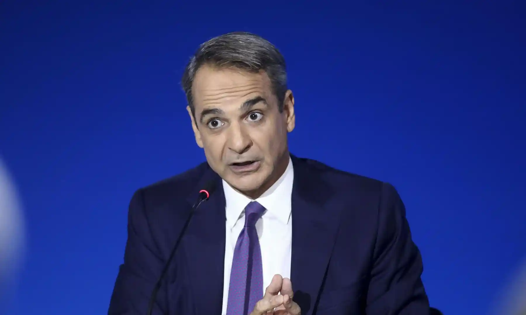 Kiryakos Miçotakis mikrofon başındayken