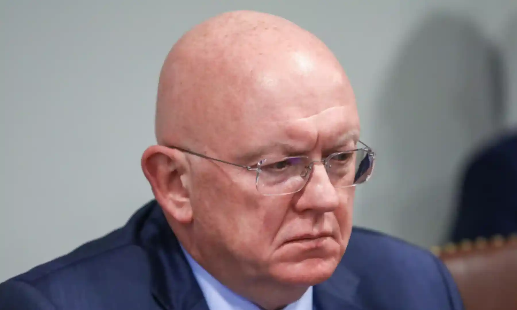 Vasiliy Nebenzya gözlükle