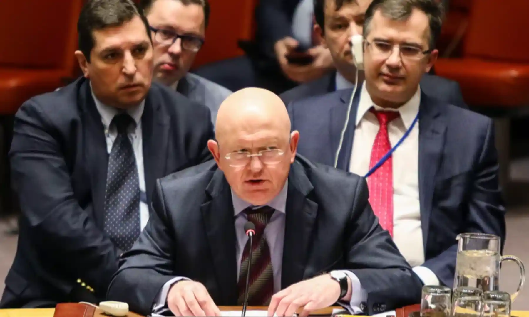 Vasiliy Nebenzya otururken