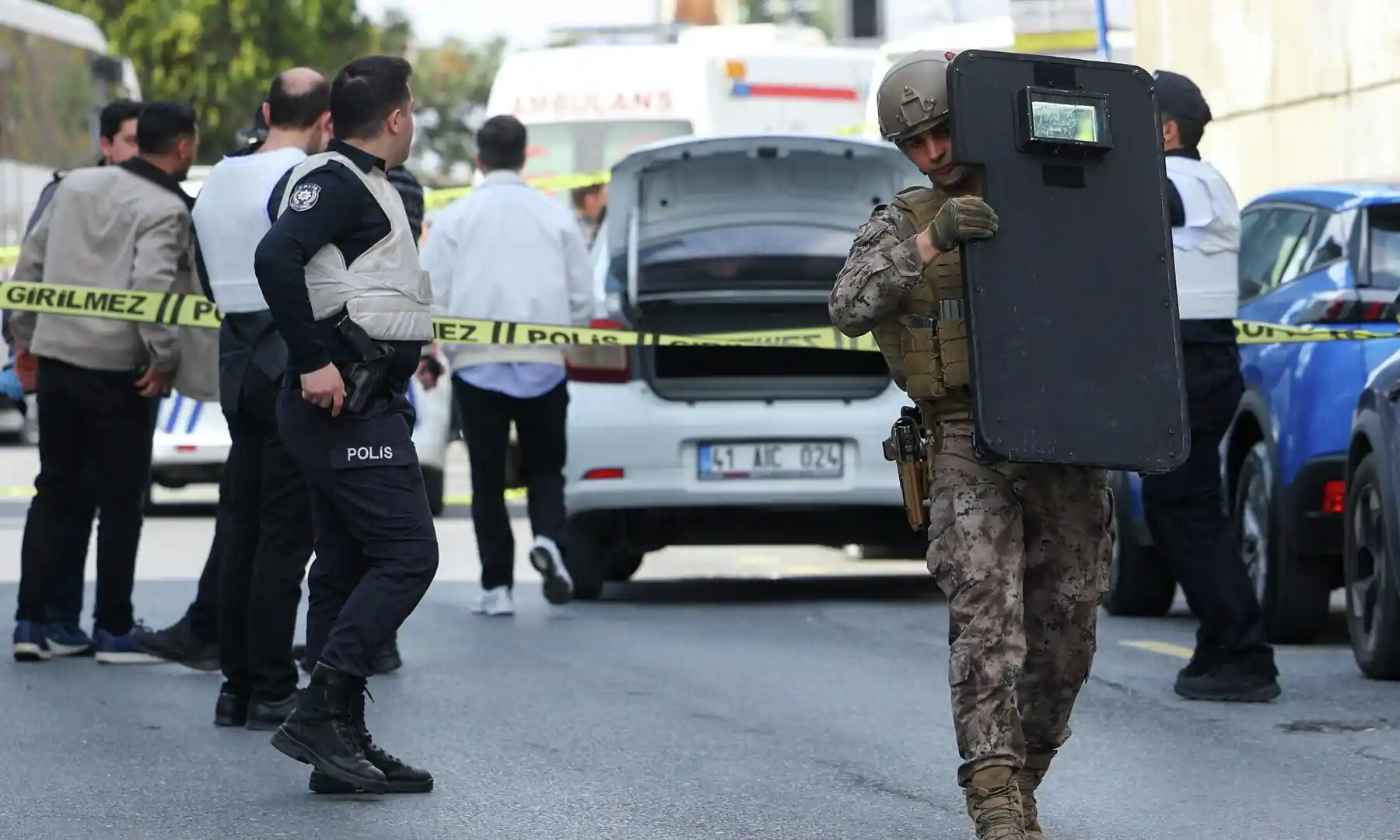 olay yerinde polisler ve askerler