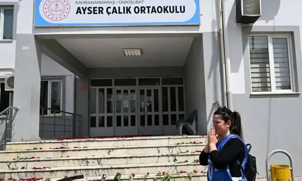 Ayser Çalık Ortaokulu girişi