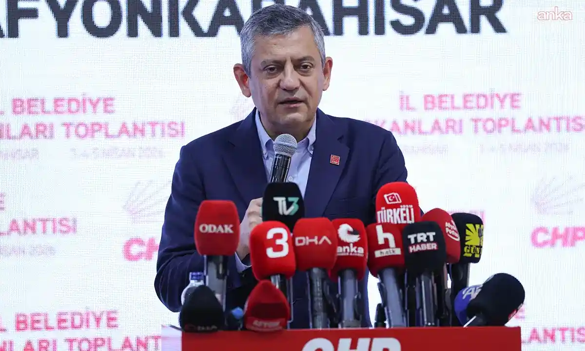 Özgür Özel mikrofonların başındayken