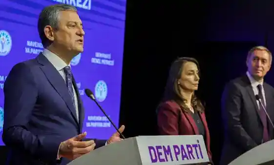 Özgür Özel DEM Parti kürsüsündeyken