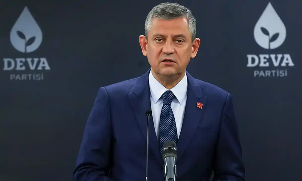 Özgür Özel arkasında DEVA Partisi logosuyla