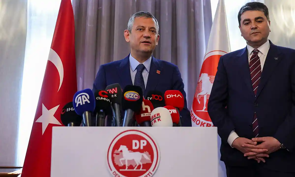 Özgür Özel Demokrat Parti kürsüsünde