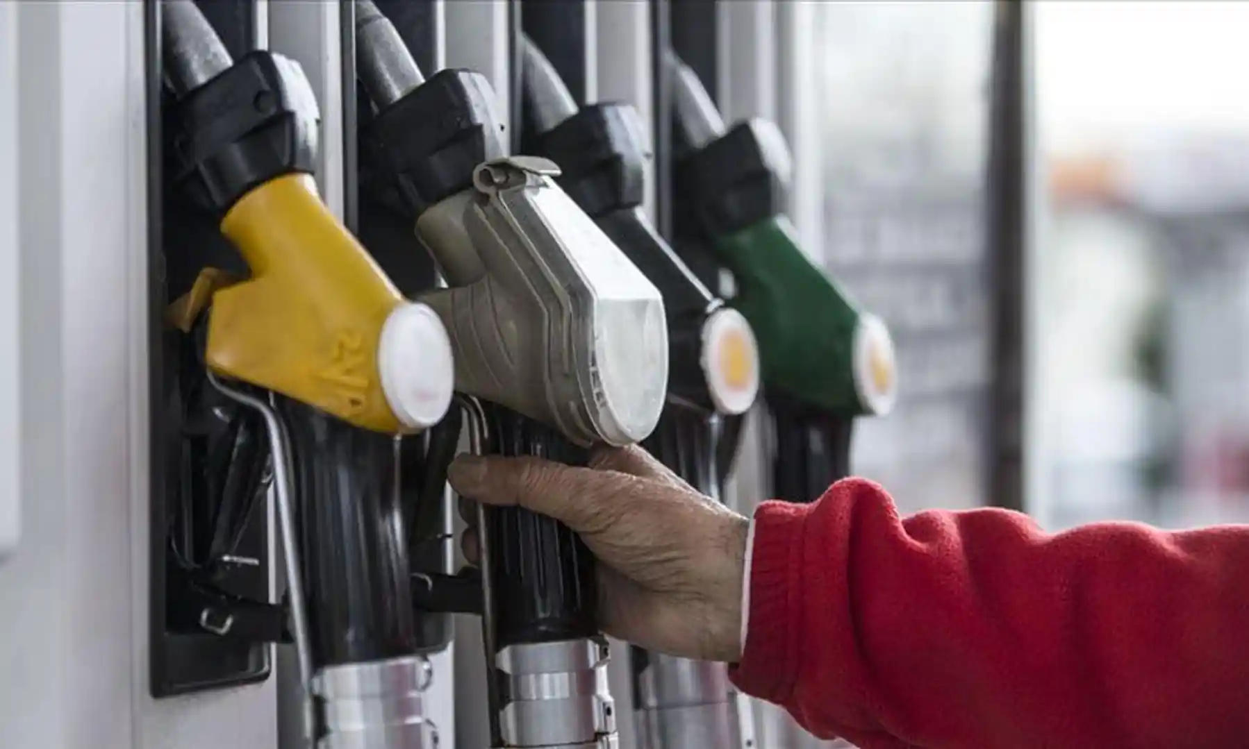 benzin pompasını tutan el